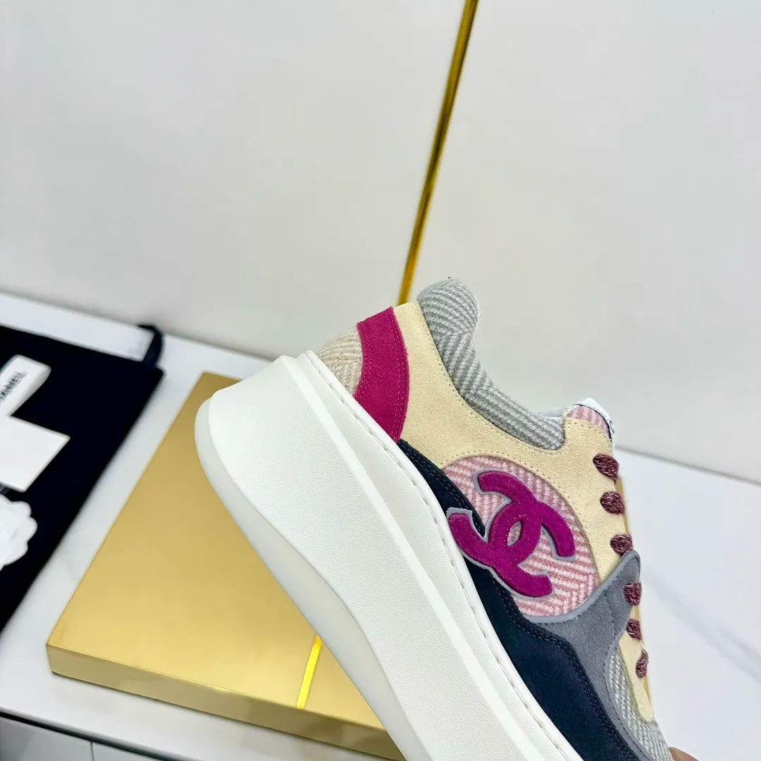 👟👟Ex-factory price 600👟👟 Upgraded version, upgraded version, upgraded version! No rebuttal accepted! ! ! ! Chanel Chanel panda shoes! 2025 counter's top casual sports shoes. This classic design; the upper is electro-embroidered with a variety of techniques; the outsole is fashionable and sporty; the unusual inclusion of a variety of color matching elements... The diversified mix and match is very good-looking and versatile, and can be used for leisure, fashion, sports, and outdoor... ꫛꫀꪝ Go➫ Materials: ❶Upper made of: original imported first-layer silk cowhide + original waterproof cloth + original first-layer cowhide ❷Inner lining: Original Yangli+Net ❸Outsole based on: Original TPU combination outsole Counter boutique packaging complete set for women 35–41 👉 👉 👉 👉 👉